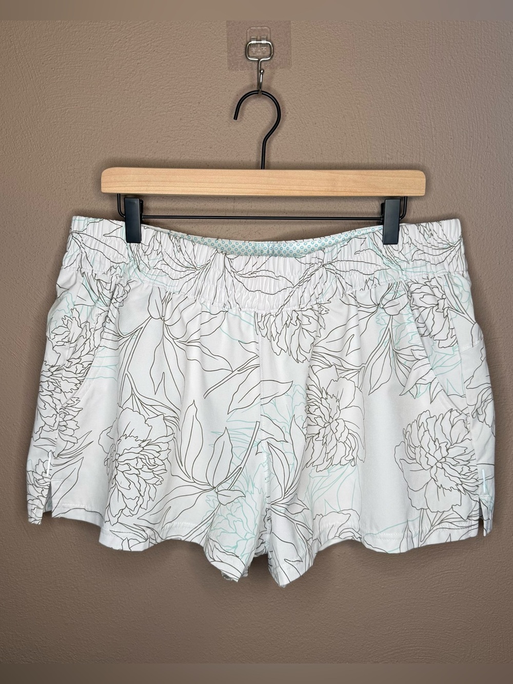 Columbia Women’s Floral Print White Athletic Shorts with Built in Bike Shorts XL